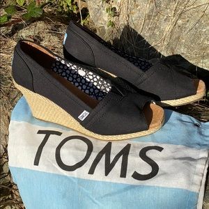 NWOT Toms classic peep toe black wedge women’s 9